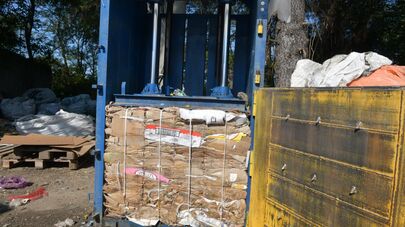 Мусорная свалка на территории таксопарка в Сухуме