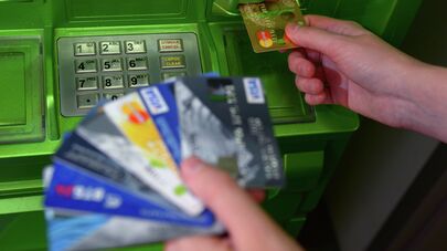Банковские карты международных платежных систем VISA и MasterCard.