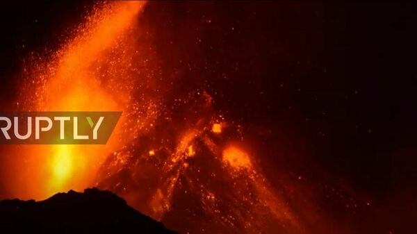 Испания: фонтаны лавы извергнуты в ночное небо на Ла-Пальме - Sputnik Абхазия