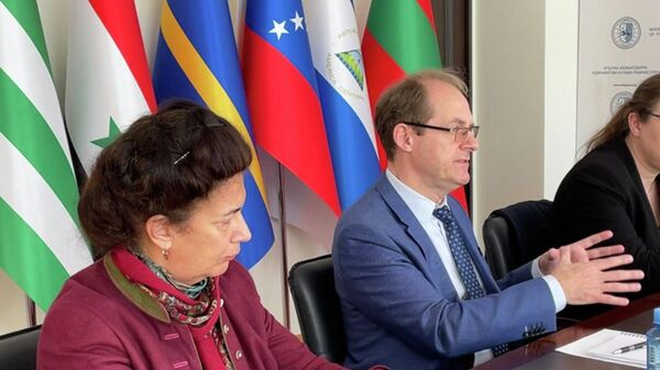 Даур Кове провёл встречу со спецпредставителем ЕС Готфридом Ханне  - Sputnik Абхазия