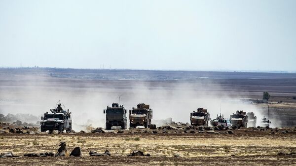 Турецкие и российские военные машины патрулируют сельскую местность Румайлана (Рмейлан) в сирийской северо-восточной провинции Хасакех недалеко от турецкой границы - Sputnik Абхазия