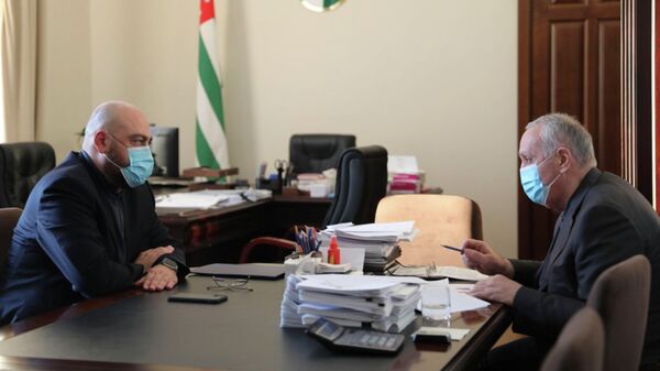 Премьер-министр Республики Абхазия Александ Анкваб встретился с Министром туризма Теймуразом Хишба. - Sputnik Абхазия