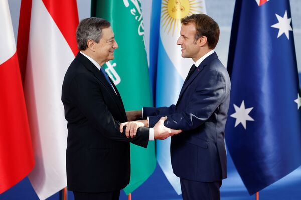 Премьер-министр Италии Марио Драги приветствует президента Франции Эммануэля Макрона на саммите G20 в Риме, Италия - Sputnik Абхазия