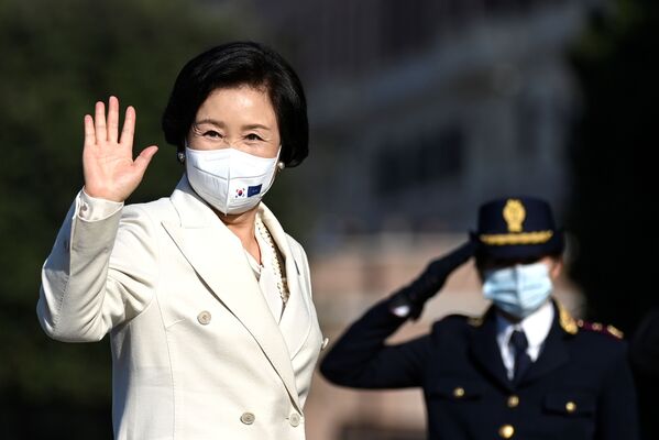 Жена президента Южной Кореи Мун Джэина Ким Джонсук прибывает в Рим, где проходит саммит G20, Италия - Sputnik Абхазия