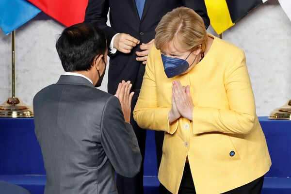 Канцлер Германии Ангела Меркель приветствует президента Индонезии Джоко Видодо на саммите G20 в Риме, Италия - Sputnik Абхазия