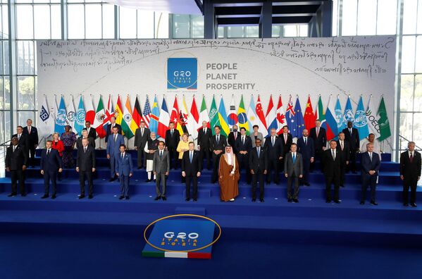 Главы стран G20 позируют во время совместной фотосессии на саммите G20 в Риме, Италия - Sputnik Абхазия