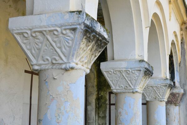 Лицевую часть здания украшают колонны и арки. - Sputnik Абхазия