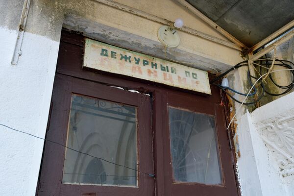 Вокзал сегодня функционирует не полностью. Здесь работают лишь касса и комната дежурного по станции. - Sputnik Абхазия