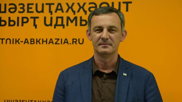 Такие обстоятельства: Джиджолия о проблеме демографии и программе Жилище 2021-2022 - Sputnik Абхазия