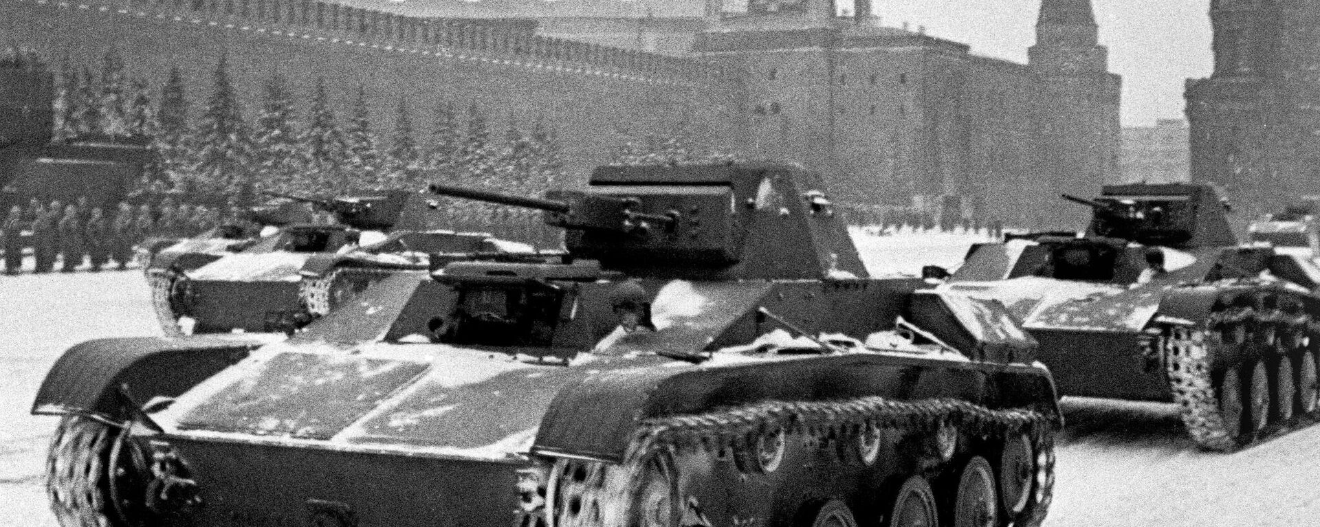 После военного парада 7 ноября 1941 года – на фронт. Москва. - Sputnik Абхазия, 1920, 07.11.2021