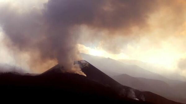 Извержение вулкана Кумбре-Вьеха на Пальме — видео
 - Sputnik Абхазия
