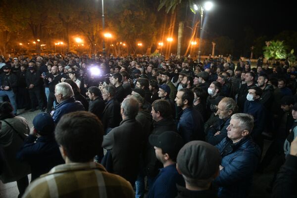 Несанкционированный  митинг оппозиции состоялся в Сухуме 21 декабря, митинг к вечеру перерос в акцию протеста. По итогам была принята резолюция, в которой митингующие выдвинули властям ряд требований. - Sputnik Абхазия