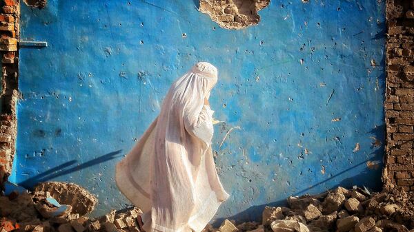 Девушка в белой бурке у разрушенного дома в Афганистане. - Sputnik Абхазия