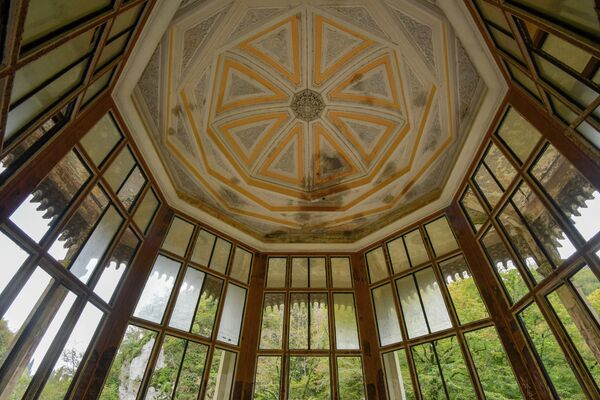 Не менее интересен потолок павильона. - Sputnik Абхазия