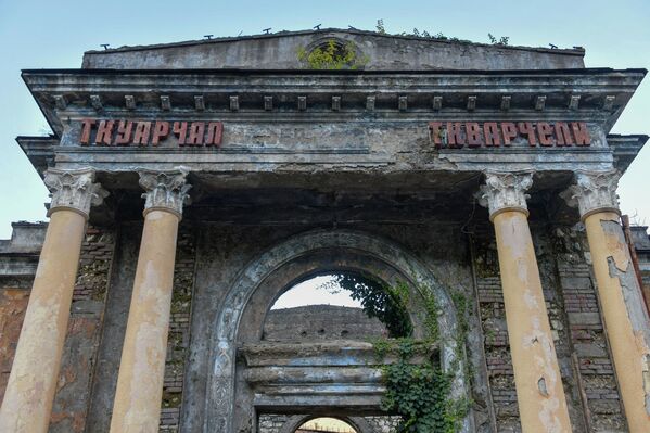 В Ткуарчале находится заброшенная железнодорожная станция, которая привлекает туристов, приезжающих в город полюбоваться дикими пейзажами и разрушенными достопримечательностями. - Sputnik Абхазия