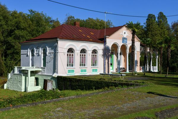 Это небольшое здание - часть сети Абхазской железнодорожной дороги. - Sputnik Абхазия