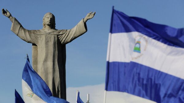 Национальные флаги Никарагуа развеваются возле монумента Христос-Царь в Манагуа во время антиправительственного марша под названием Здесь нет ничего нормального - Sputnik Аҧсны