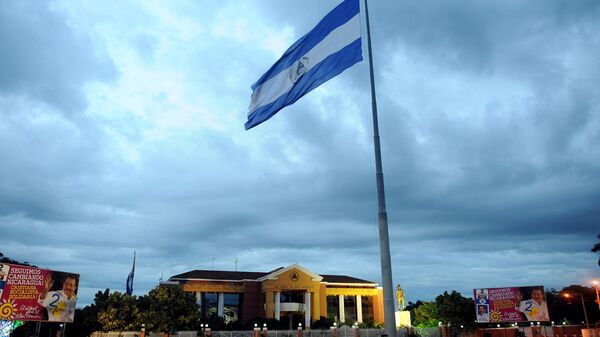 Национальный флаг Никарагуа развевается перед президентским дворцом, известным как Casa de los Pueblos, в Манагуа - Sputnik Аҧсны