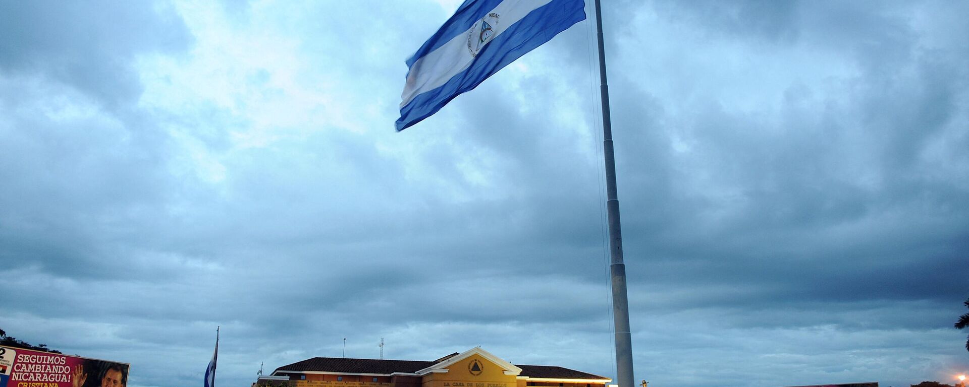 Национальный флаг Никарагуа развевается перед президентским дворцом, известным как Casa de los Pueblos, в Манагуа - Sputnik Аҧсны, 1920, 03.09.2022