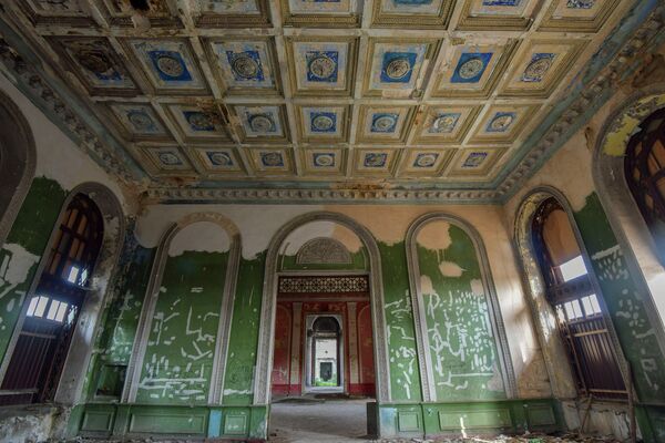 Заброшенные залы как будто все еще ожидают своих посетителей и борются за право &quot;жить&quot;. - Sputnik Абхазия