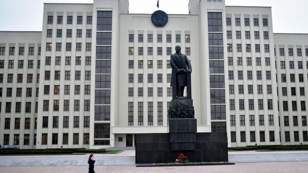 Женщина проходит мимо здания правительства в центре Минска - Sputnik Абхазия