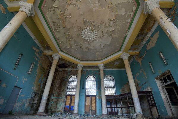 Стены и лепнина в залах портятся из-за протекающей крыши. - Sputnik Абхазия