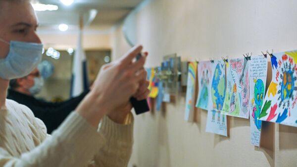 Посетитель выставки Дети рисуют МИР. Дети Донбасса детям Карабаха в Россотрудничестве.  - Sputnik Абхазия