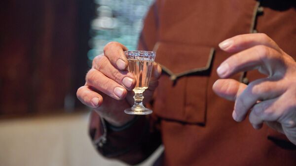 Изготовление абхазских посохов - алабашьа, варка чачи в селе Хуап - Роланд Зантария - Sputnik Аҧсны