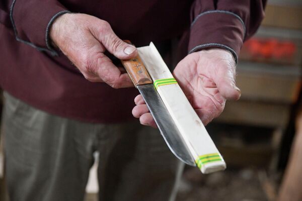 Пенсионер также увлекается изготовлением абхазских ножей. Лезвие он делает из циркулярного диска, а рукоять из ореха, рогов буйвола или же пластика. - Sputnik Абхазия