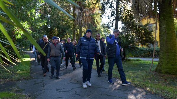 Президент Абхазии Аслан Бжания организовал утреннюю спортивную ходьбу для коллег - Sputnik Аҧсны