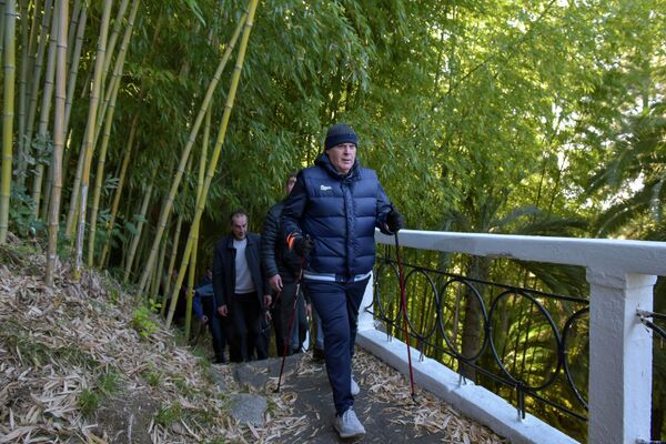 Президент Абхазии Аслан Бжания организовал утреннюю спортивную ходьбу для коллег - Sputnik Абхазия