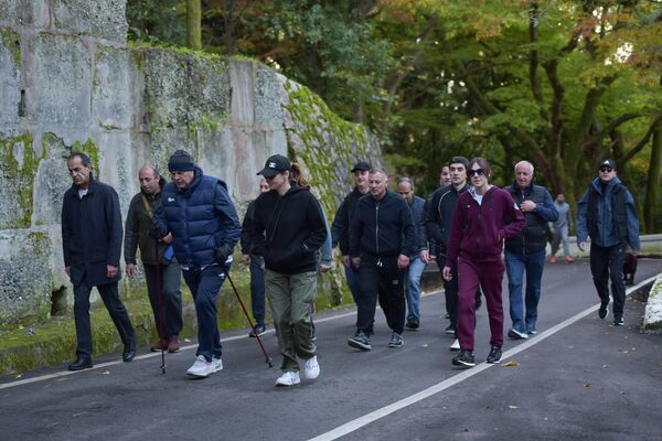 Президент Абхазии Аслан Бжания организовал утреннюю спортивную ходьбу для коллег - Sputnik Абхазия