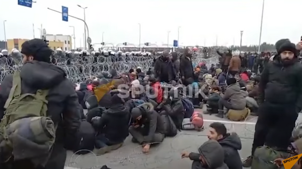 Обстановка накаляется: беженцы покинули лагерь и направились к погранпереходу Брузги - Sputnik Абхазия