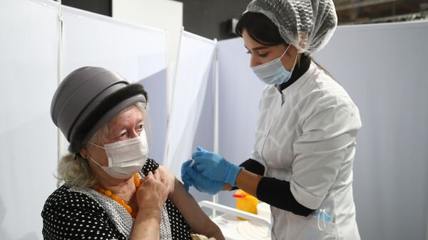 Введение обязательной вакцинации пожилых от Covid-19 в части регионов России - Sputnik Абхазия