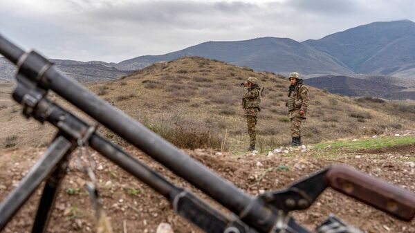 Армянские солдаты патрулируют блокпост рядом с демаркационной линией за пределами Аскеран 21 ноября 2020 года, когда Армения и Азербайджан договорились о прекращении огня при посредничестве России - Sputnik Абхазия