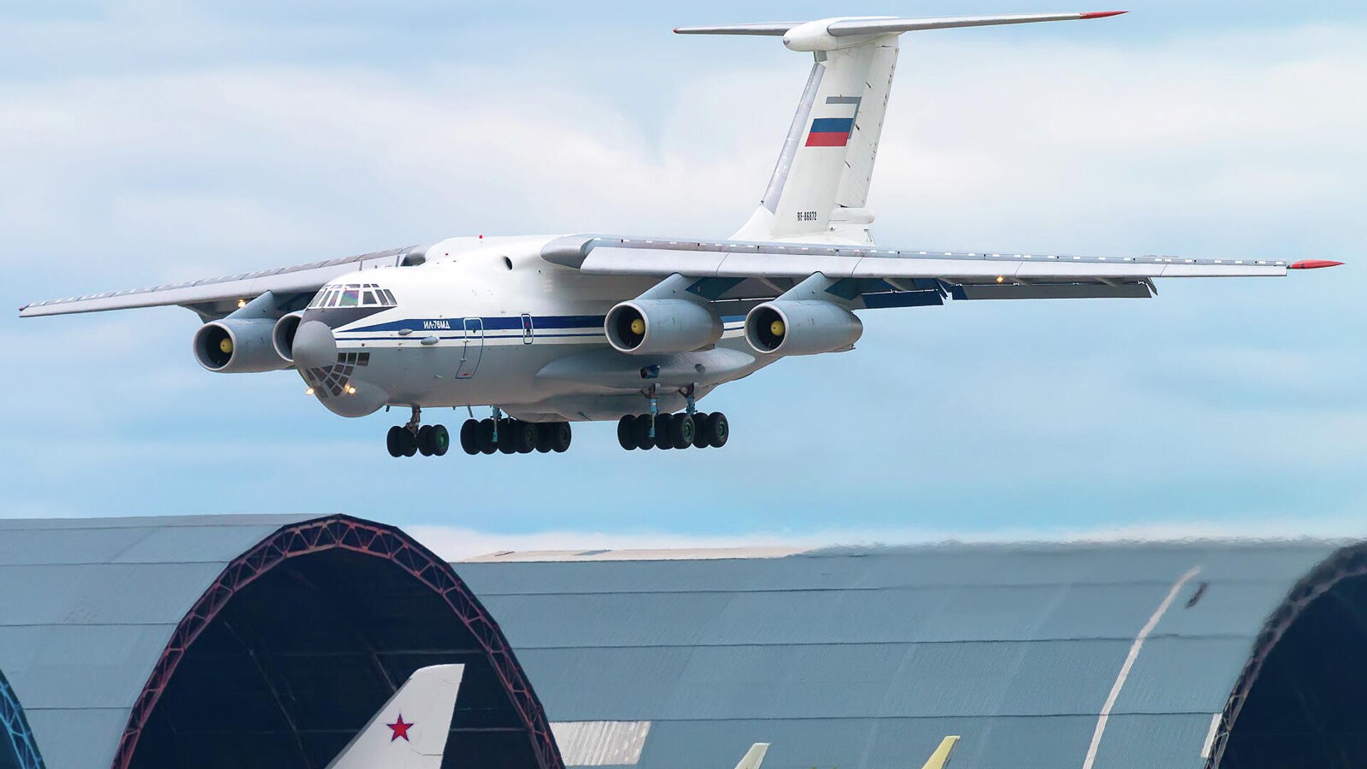 Самолет Ил-76 вылетает с аэродрома Ульяновск-Восточный. - Sputnik Аҧсны, 1920, 12.05.2022