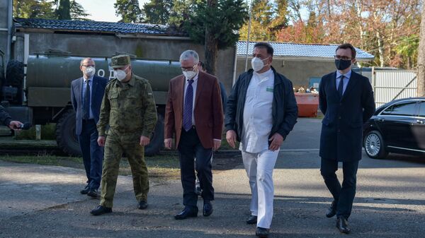 Посол России в Абхазии посетил Мобильный госпиталь в Сухуме  - Sputnik Абхазия