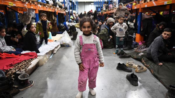 Девочка в центре временного содержания мигрантов, оборудованном в логистическом центре в пункте пропуска Брузги, на белорусско-польской границе - Sputnik Абхазия
