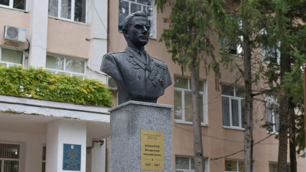 Восстановленный памятник космонавту Владимиру Камарову открыли в Сухуме - Sputnik Абхазия