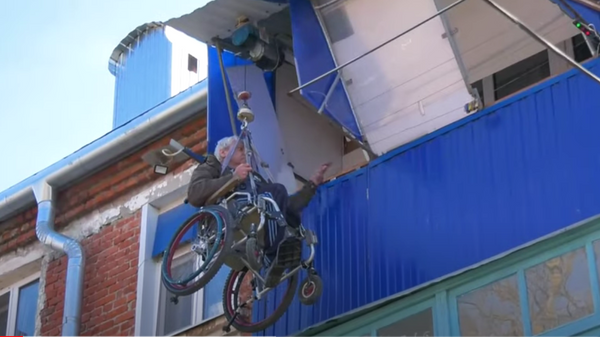 Пенсионер-колясочник построил лифт для подъёма в квартиру через балкон - Sputnik Абхазия