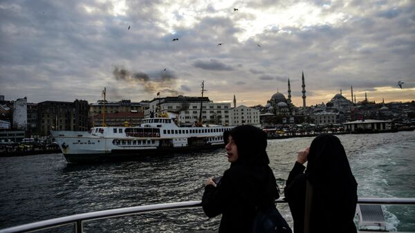 Турецкие женщины стоят на пароме во время путешествия по Босфору из европейской части в Анатолию - Sputnik Абхазия
