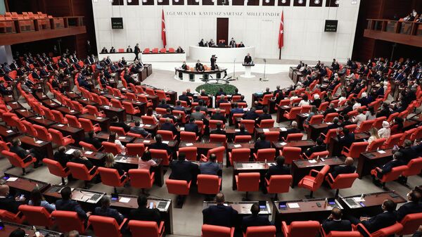 Президент Турции Реджеп Тайип Эрдоган (в центре) обращается к депутатам на четвертой законодательной сессии 27-го срока турецкого парламента в Великом национальном собрании Турции - Sputnik Аҧсны