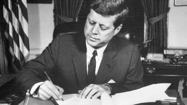 Президент США Джон Фицджеральд Кеннеди подписывает приказ о морской блокаде Кубы 24 октября 1962 года в Белом доме, Вашингтон, округ Колумбия - Sputnik Абхазия