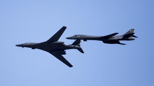 Уланы B-1B ВВС США из 37-й экспедиционной бомбардировочной эскадрильи 28-го бомбардировочного крыла готовятся к приземлению на авиабазе морской пехоты Ивакуни, Япония - Sputnik Абхазия