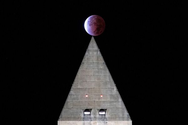 Частичное лунное затмение Луны Бобра над монументом Вашингтона, США. - Sputnik Абхазия