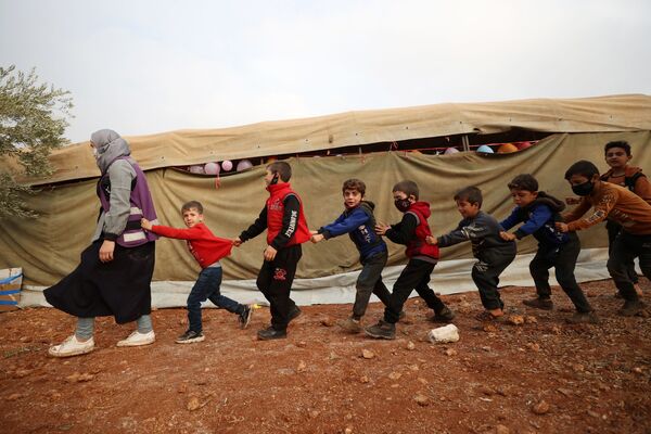 Дети принимают участие в мероприятии в лагере для перемещенных сирийцев Харанбуш, Идлиб. - Sputnik Абхазия