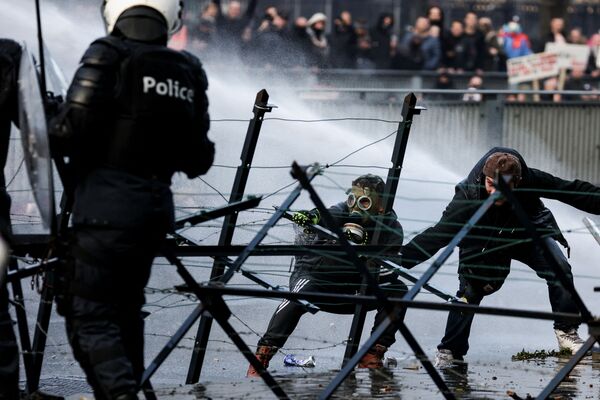 Полиция использует водометы для разгона демонстрантов в Брюсселе. - Sputnik Абхазия