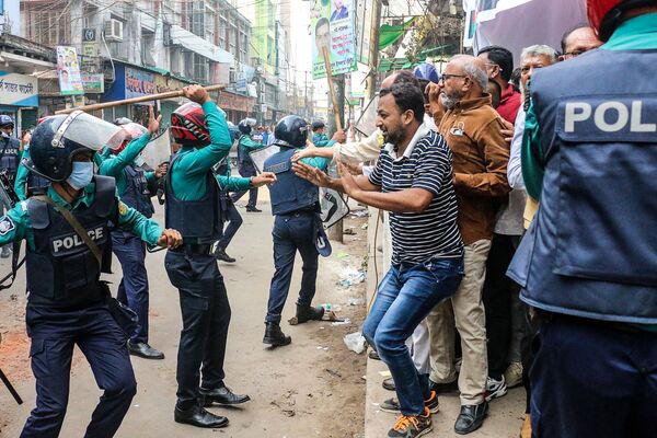 Сотрудники полиции бьют дубинкой сторонников Националистической партии Бангладеш во время митинга с требованием разрешить больному экс-премьеру Халеде Зиа вылететь за границу на лечение. - Sputnik Абхазия