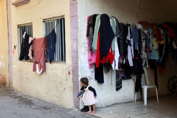 Ребенок выглядывает из-за угла здания в районе Бейрута Карантина, Ливан. - Sputnik Абхазия