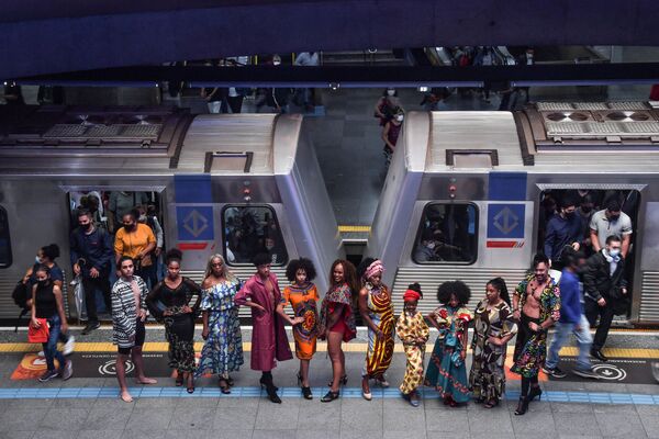 Модели представляют творения в рамках проекта &quot;Moda Cidada, Quebrando o Preconceito&quot; в День сознания темнокожих на станции метро в Сан-Паулу, Бразилия. - Sputnik Абхазия
